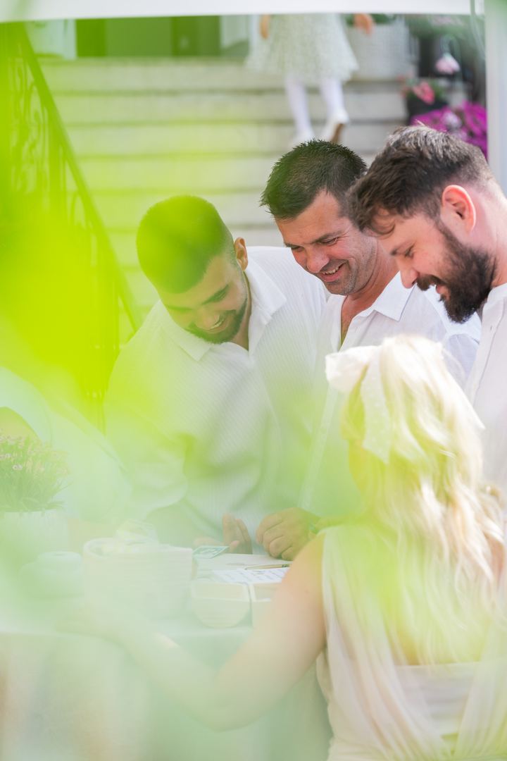 Familia și nașii — Demeter Studios
