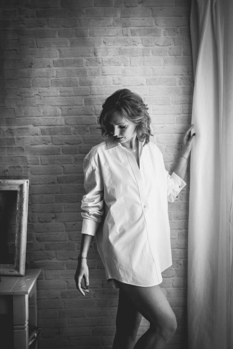 Portret boudoir editorial alb-negru, eleganță și naturalețe — Demeter Studios
