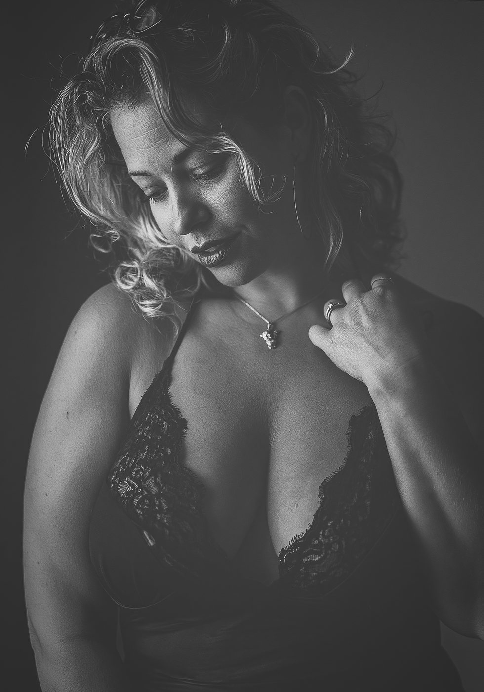 Boudoir body-positive, feminitate cu încredere, alb-negru — Demeter Studios