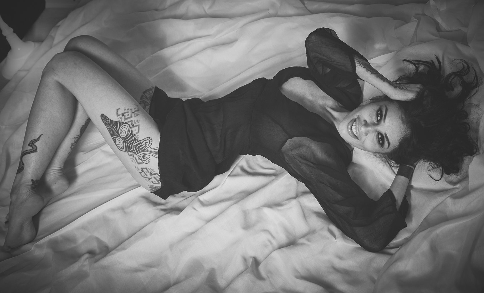 Moment boudoir liber și firesc, alb-negru — Demeter Studios