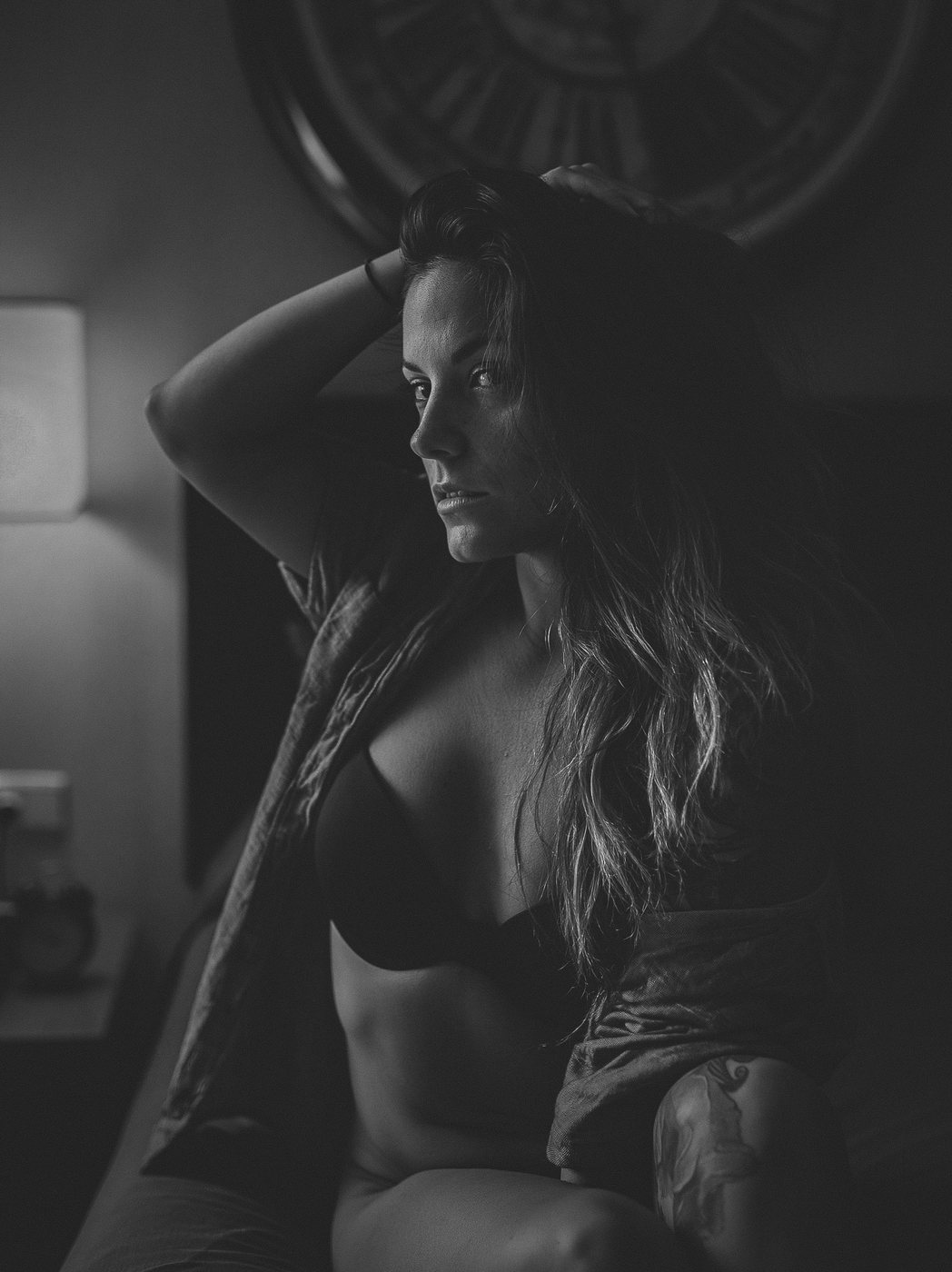 Portret boudoir, lenjerie fină și lumină caldă, alb-negru — Demeter Studios