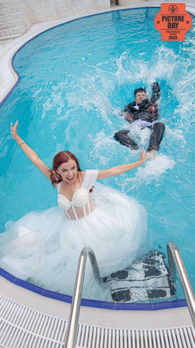 Cadru premiat Picture Day ProWed 2025 — trash the dress în piscină — Demeter Studios