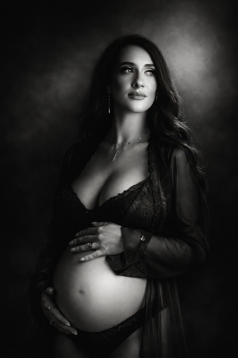 Portret fine-art alb-negru de maternitate — Demeter Studios
